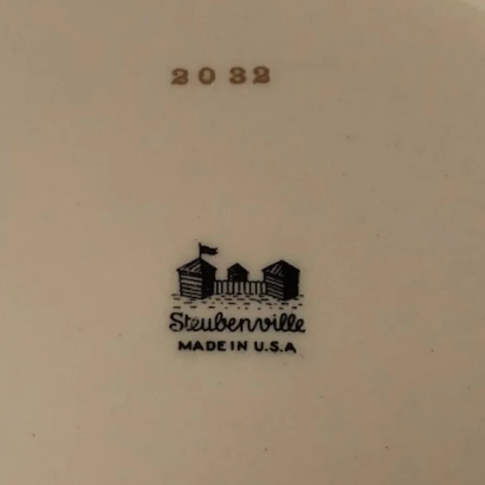 𝅺STEUBENVILLE 2032 Red Rim w/ Gold Filigree & Floral Center Dinner Plate